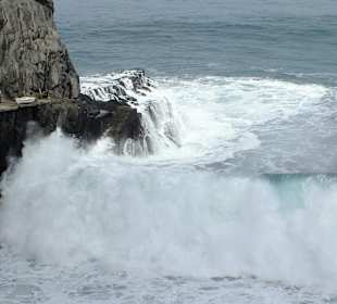 Wellen donnern in die Bucht