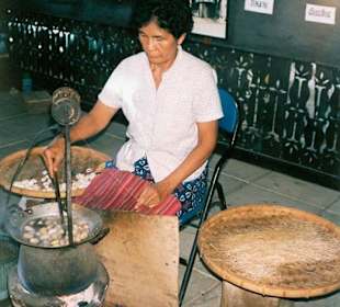 Seidenraupen werden gekocht