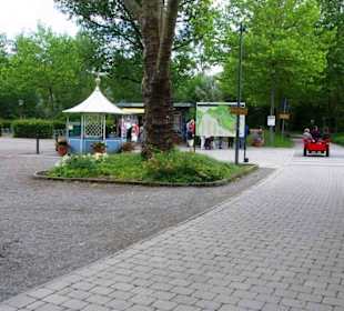 Links Busparkplatz und Gruppentreffpunkt