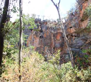 Unter de Felsen befindet sich die Höhle