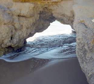 Wasser kommt durch Felsdurchbruch