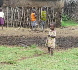 Die Kinder innerhalb ihres Dorfes