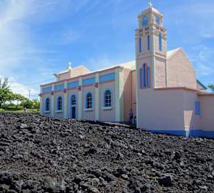 Die Kirche Notre-Dame des Laves im Lavafeld