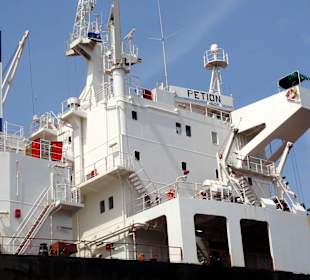 Brücke eines Schiffes im Hafen