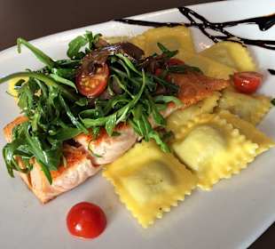 Lachsfilet auf Kürbisravioli