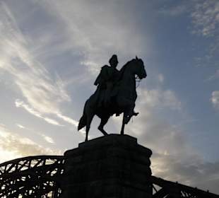 Statua davanti al ponte