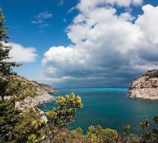 Blick vom Hügel in Richtung Einfahrt zur Bucht