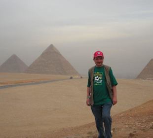 Maik vor den Pyramiden