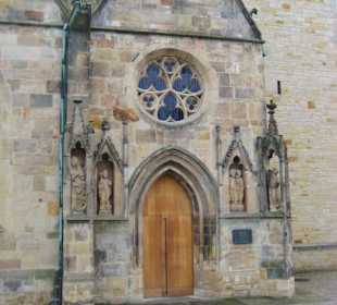 Nördl. Portal mit Figuren von Maria und Bischöfen