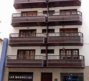 Ein Haus mit vielen Balkonen