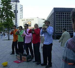 Strassenmusikanten am Bahnhof Zoo