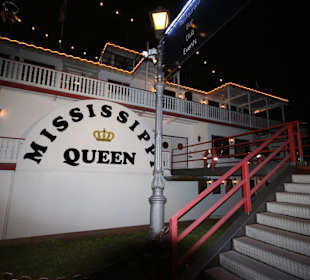 Außenansicht bei Nacht