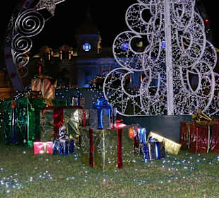 Leuchtende Packerl vorm Casino