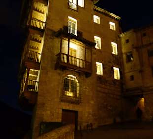 Vista nocturna de las casas colgadas de Cuenca