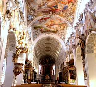 Blick in die Basilika (Welfenmünster)