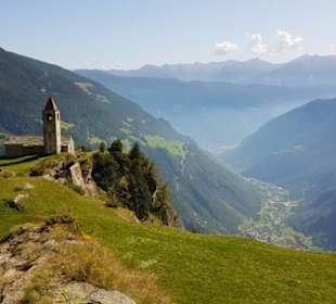 Die Kirche von San Romerio mit Aussicht ins Tal