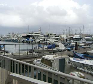 Blick auf Schiffe am Hafen