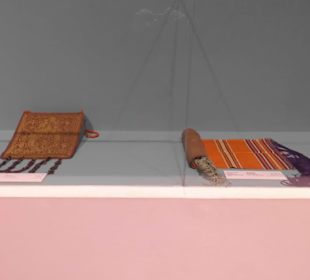 In der Ausstellung.