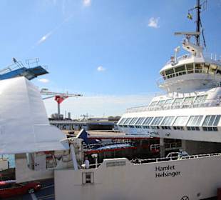 Auf der Fähre im Hafen