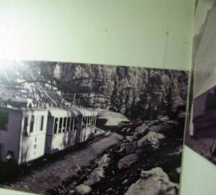 Im Treppenhaus die Aufnahmen