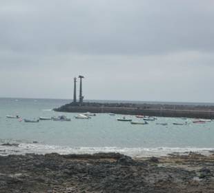 Kleine Fischerboote am Strand