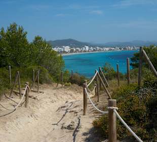 Spaziergang zu einem Wehrturm