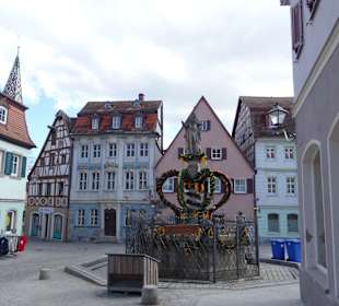 Schöner Brunnen - Kaiser Karls VI Säule