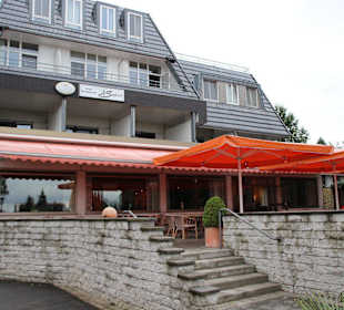 Ansicht mit Terrasse 