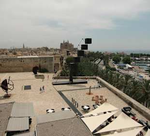 Blick über das Cafe zur Kathedrale