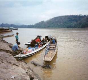 Einsteigen zur Mekong-Überquerung