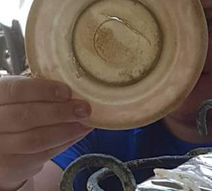 Teller von unten, darunter der Topf mit dem Essen 