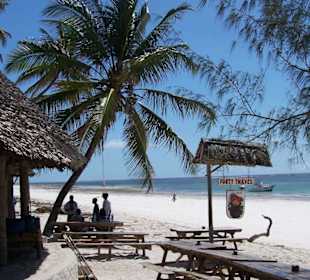 Rattanstühle direkt im Sand.Traumhaft!