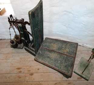 Alte Waagen in der Rysumer Mühle