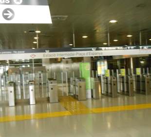 Kontrollbarrieren zum Bahnsteig