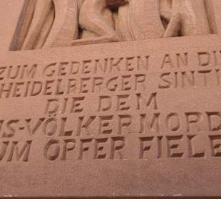 Die Gedenktafel für die ermordeten Sinti und Roma