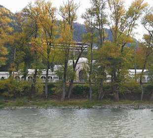 Sicht von der anderen Seite des Flusses