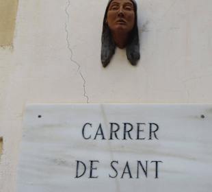 Skulptur an der Hauswand