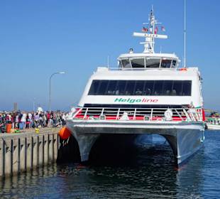 Der Katamaran Halunder Jet im Hafen von Helgoland