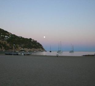 Mondaufgang über der Bucht