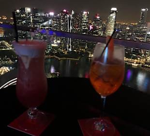 Einen leckeren Cocktail in 300 Meter höhe geniesse