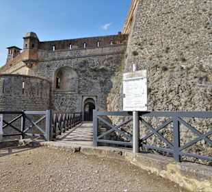Zugang über die Brücke zum Fort Liberia