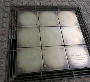 Am Tanzglockenspiel das Magdeburger Lied spielen