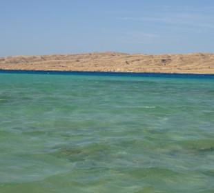 Seitlicher Blick auf gegenüberliegende Insel