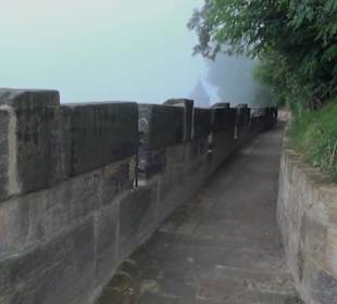 Entlang der Festungsmauer