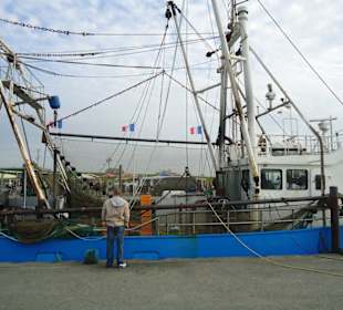 Fischerboot im kleinen Hafen