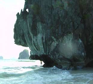 Blick auf den Fels der das Resort beim