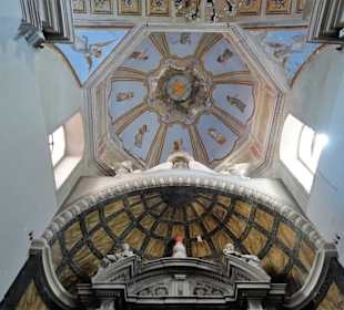 Blick gegen die Decke mit kleiner Kuppel