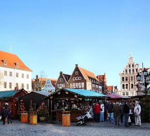 Blick vom Rathaus auf den Weihnachtsmarkt