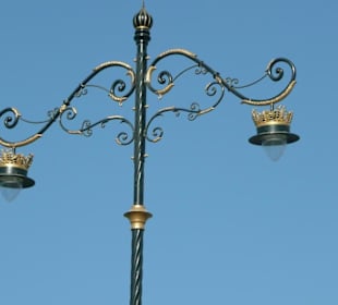 Straßenlaternen beim Flughafen