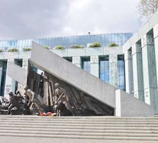 Denkmal Warschauer Aufstand vor Oberstem Gericht